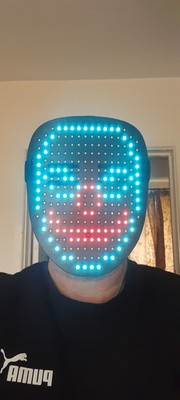 LED Maske Holz 50 statische/bewegte Bilder Sensor wechselnd. Wiederaufladbares USB Kabel.