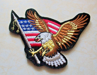 Western Aufnäher kleiner Adler mit Fahne zum Aufbügeln / Aufnähen Patch 7,5 cm x 6,5 cm