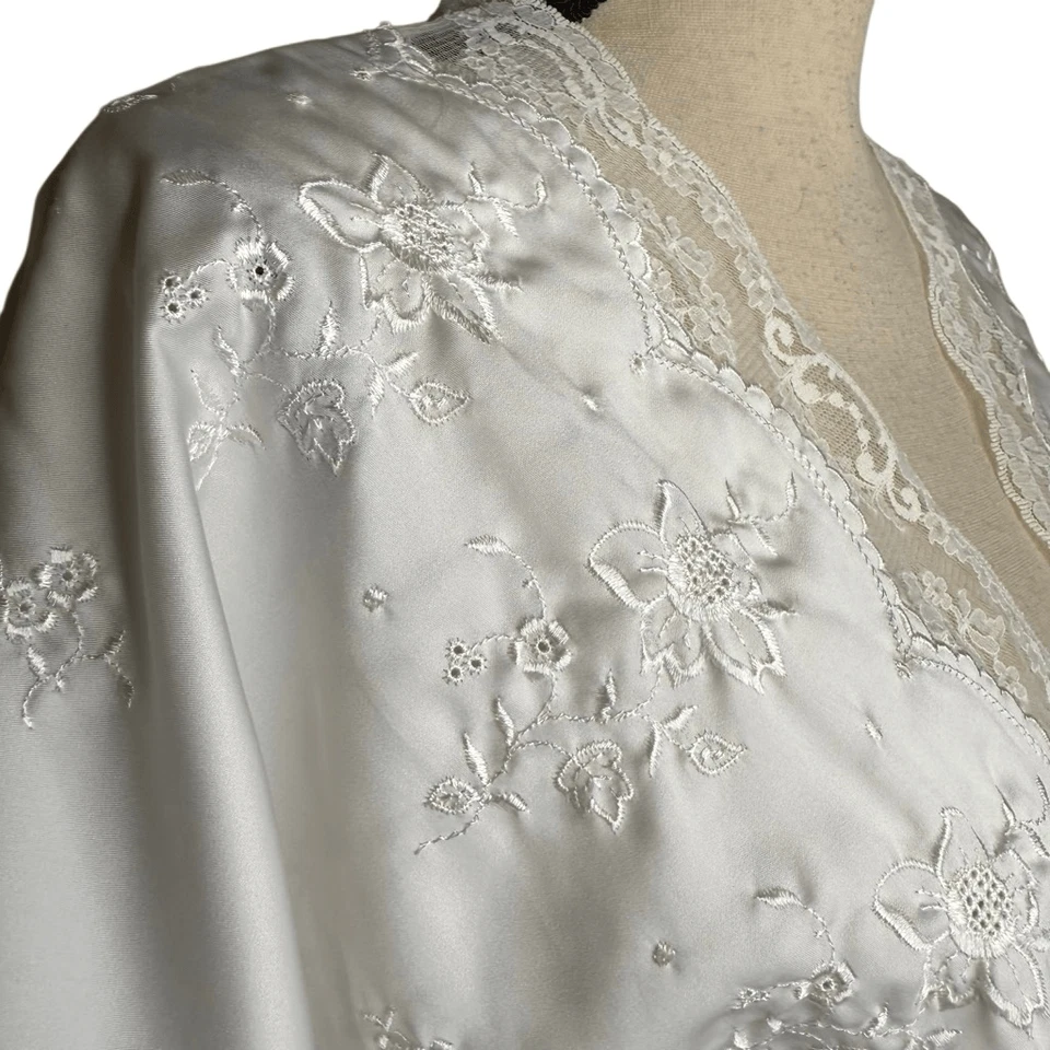 Vintage 70’s Miss Dior Romantic White Satin Embroidered Robe Size M/L - Image 3 of 4