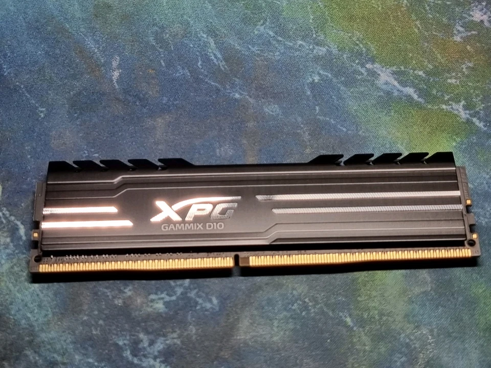 ADATA XPG Gammix D10 32GB DDR4 3600MHz PC4-28800 CL18 DIMM Memory - Image 2 of 4