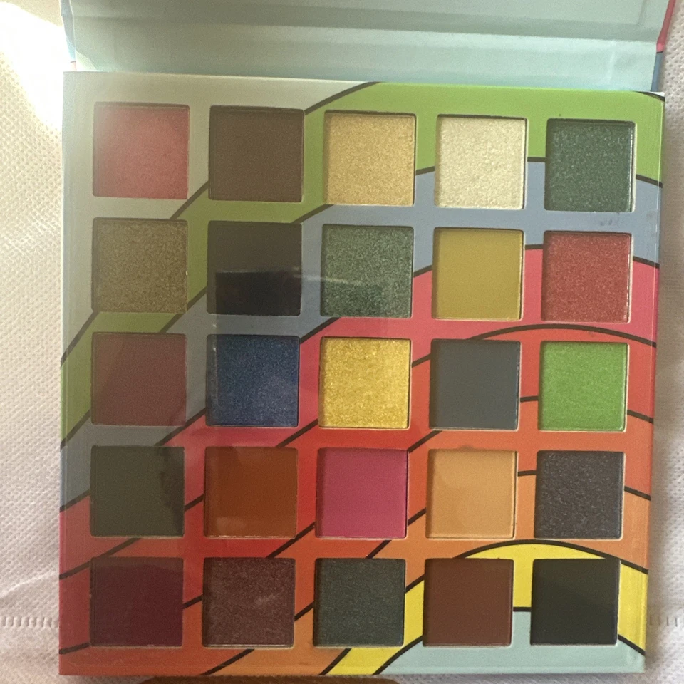 Paleta de sombras de ojos City Color Trippy nueva Foto 4 de 4