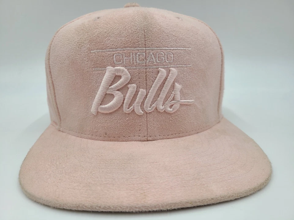 Mujeres Chicago Bulls Mitchell & Ness Gamuza Snapback Gorra NBA Baloncesto Rosa Foto 2 de 4