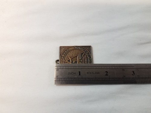 1958 Premio al Mérito Consejo de Educación de la Industria Medalla de Bronce Colgante 1.25" Cuadrado OG - Imagen 6 de 8