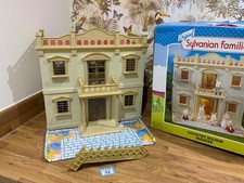 Sylvanian families beautiful country manor with  light 100% boxed  immaculate  ❤