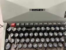 Macchina da scrivere olivetti 82