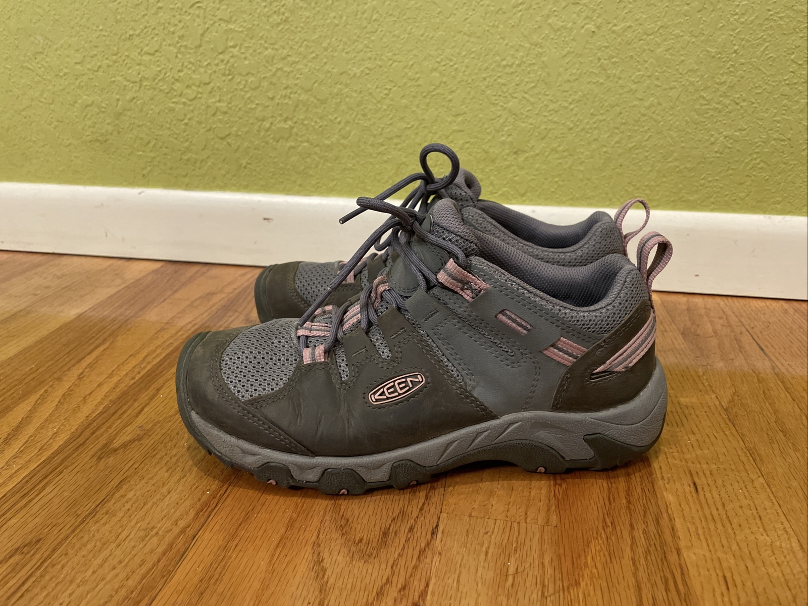 Scarpe da trekking da donna Keen taglia 9 5 marroni grigio rosa finiture eccellenti