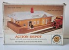 Bachmann HO Scale Action Depot Springfield – Animated Forklift Building with Box