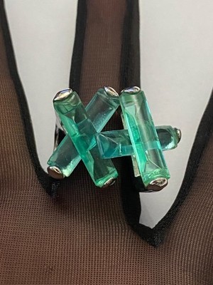 Metallring mit grünem Harz verziert signiert Camille Lucie Vintage Couture Gr.53