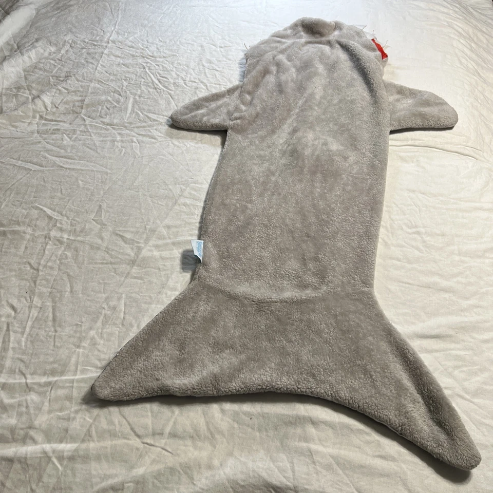 Snuggie Tails 超柔软天鹅绒毯 灰色 鲨鱼 带尾巴 — 第 3/4 张图片
