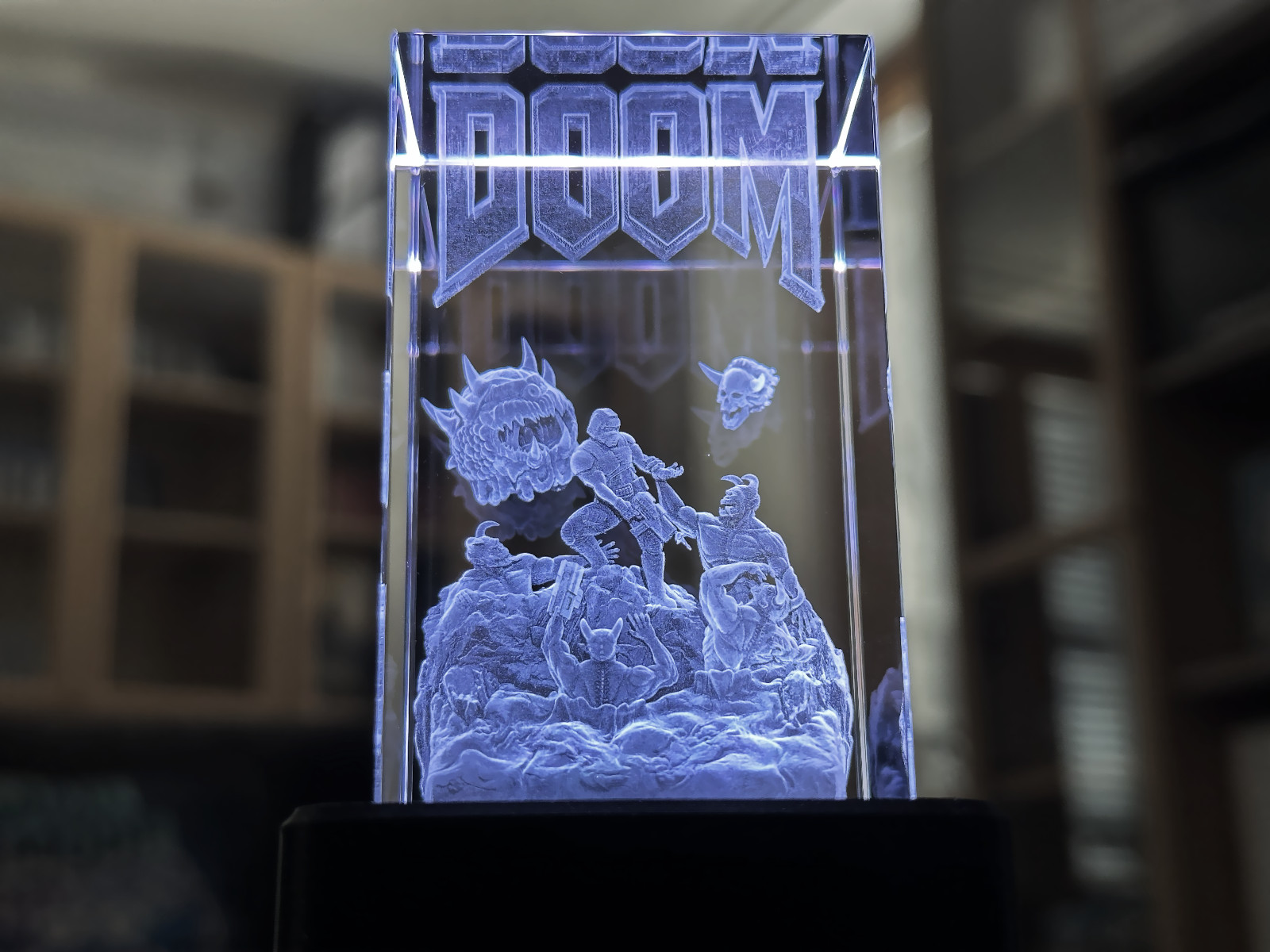Lampe LED RGB Doomguy pour votre déco bureau gaming rétro moderne