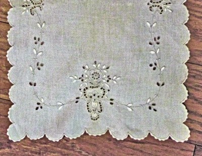 Vtg Doily Placemat 17'' Wt Linen Handmade Lace Madeira Whitework Embroidery