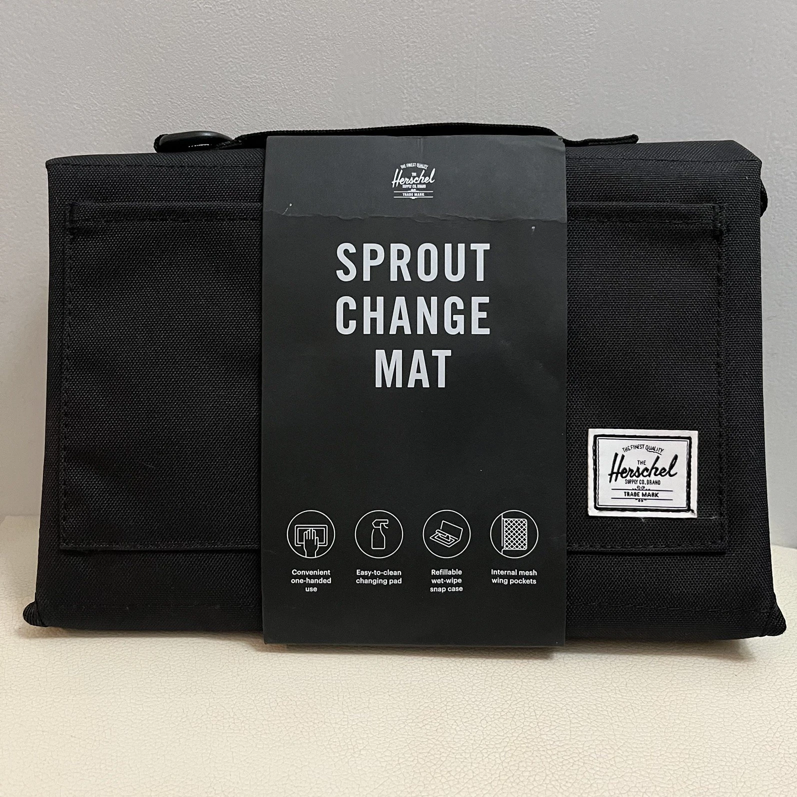 Herschel Supply Co Black Sprout Change Mat Baby Diaper Portable Changing Mat NWT
Opens in a new wind
