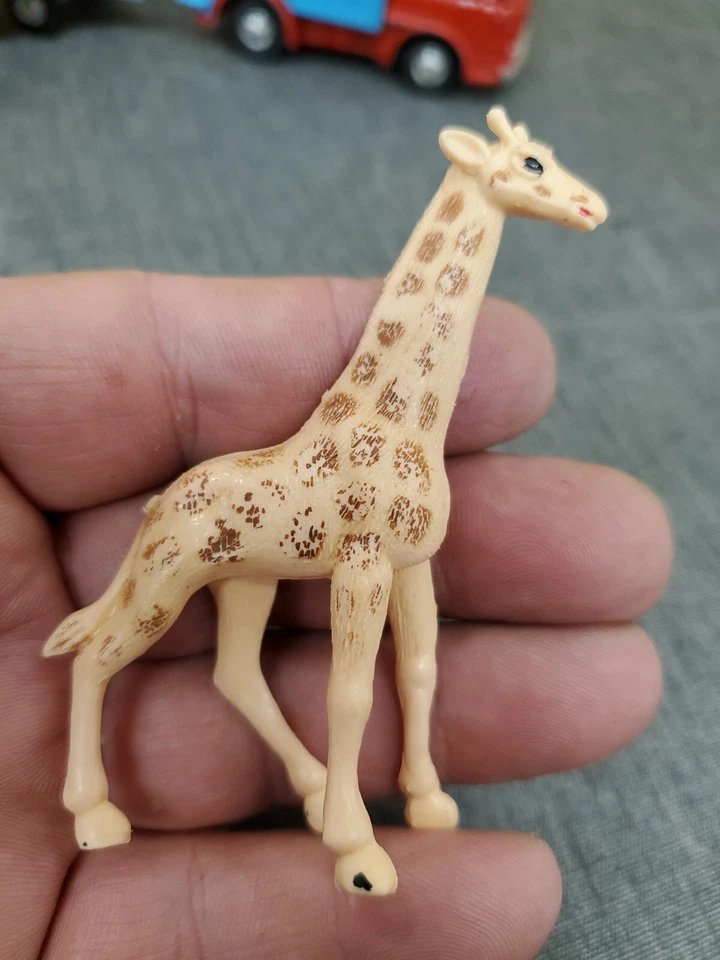 CORGI MAJOR CHIPPERFIELD'S CIRCUS BEDFORD TRACTOR UNIT W/TRAILER & 2 GIRAFFES - Image 2 of 4