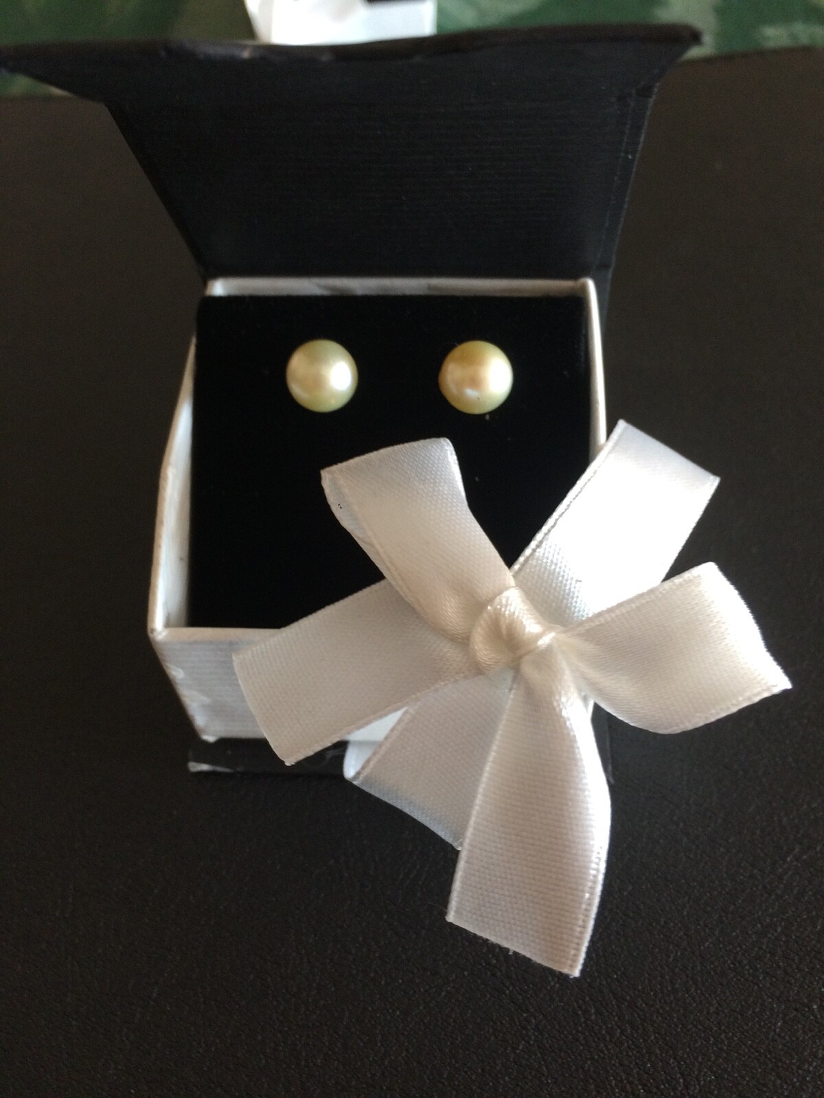 Stud pearl earrings