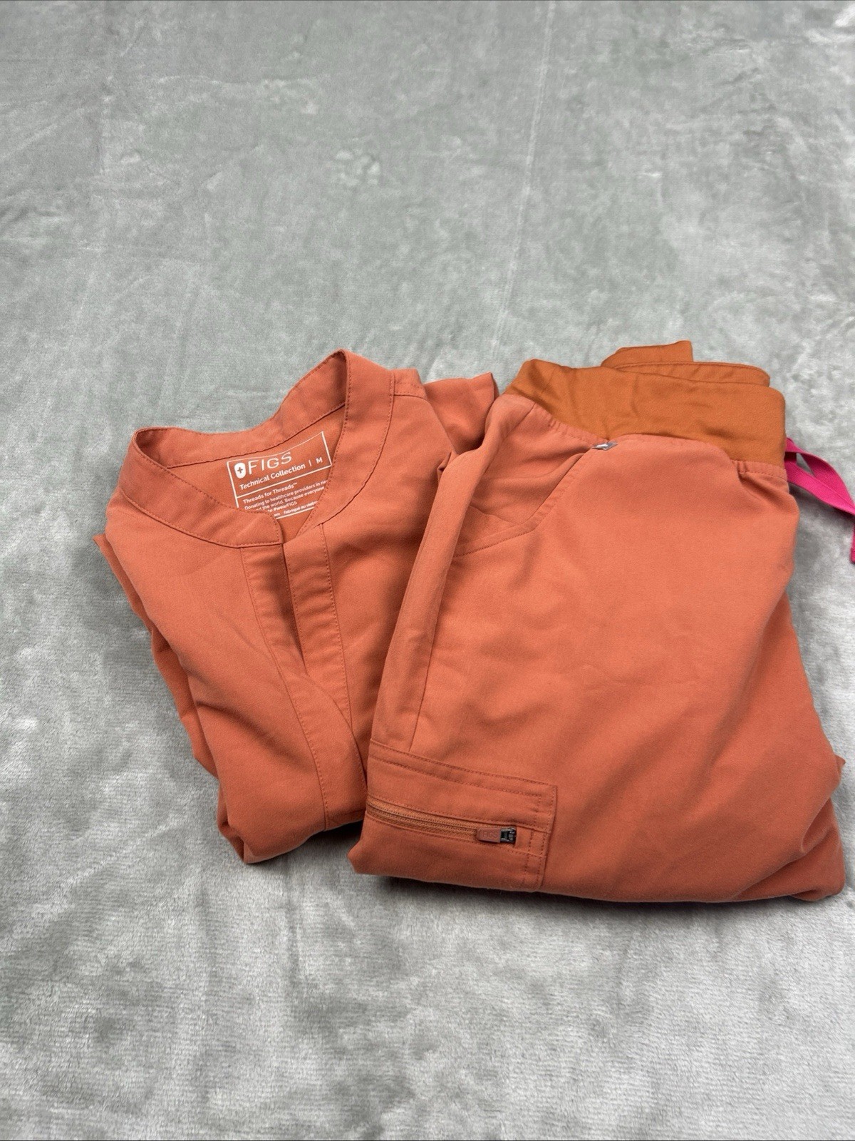 FIGS Technical Collection Medium Scrub Set top & … - image 10