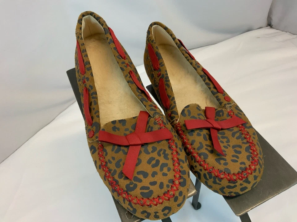 Ugg Leopard Print Moccasins Shoes Sz 6 Women Tan Black Red Bow Mint YGI D1S-25 - Image 4 of 4