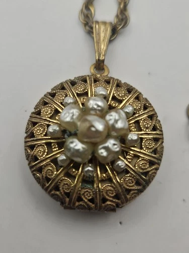 Exceptional Vtg. SIGNED MIRIAM HASKELL BAROQUE PEARL &  GOLDTONE PENDANT LOCKET