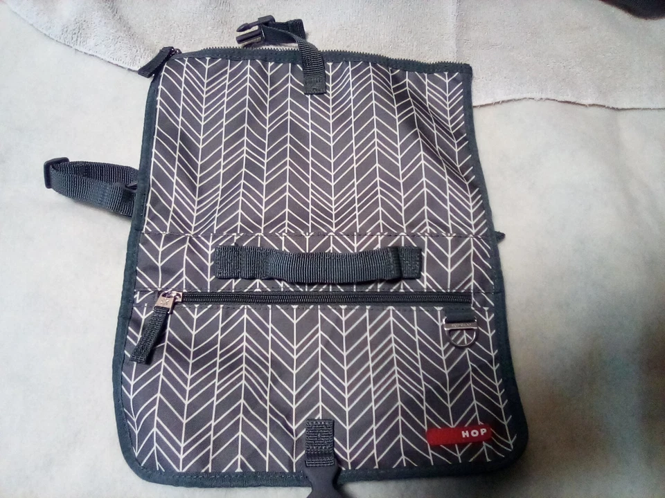 Skip Hop Diaper Tote Bag Gray Chevron Multi Pocket with 2 organizer bags inside - Image 4 of 4