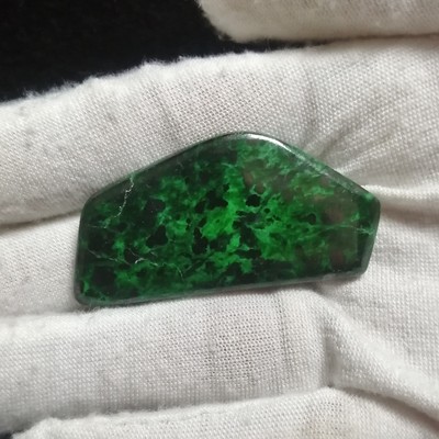 Maw Sit Sit oder Albit Jade polierte Scheibe / 10,12 Gramm (sehr selten)