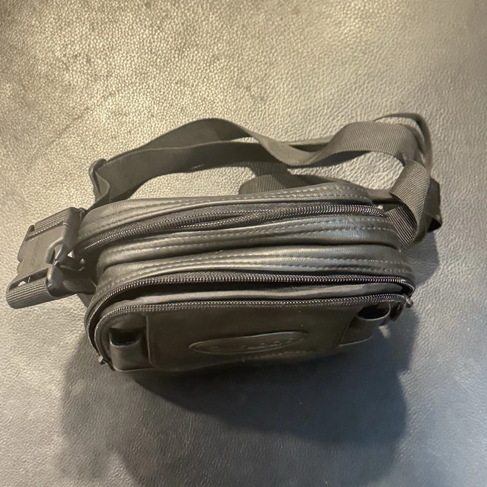 CASE LOGIC Faux Leather Portable CD Carrying Travel Case Black Bag Strap Satchel - Image 4 of 4