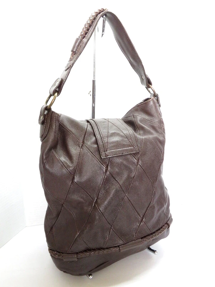 Bolso tipo cubo hobo de hombro de cuero acolchado con guijarros marrón HYPE Foto 4 de 4