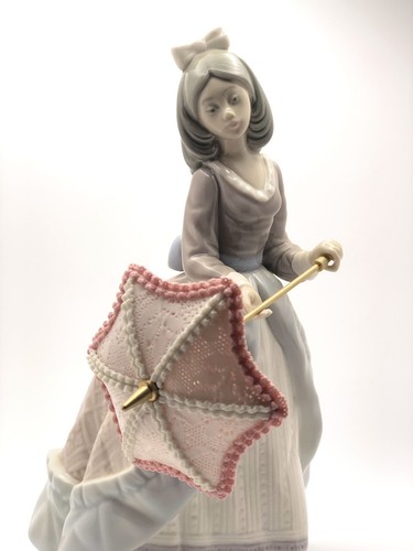 Vintage 1983 Lladró Porcelain “Jolie Girl With Parasol” Figurine #5210