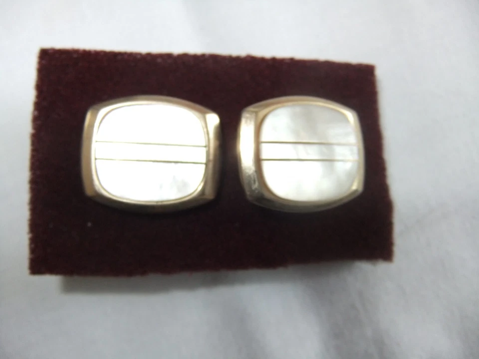 Hermosos gemelos vintage de nácar y tono dorado en exhibición de vidrio antiguo Foto 4 de 4