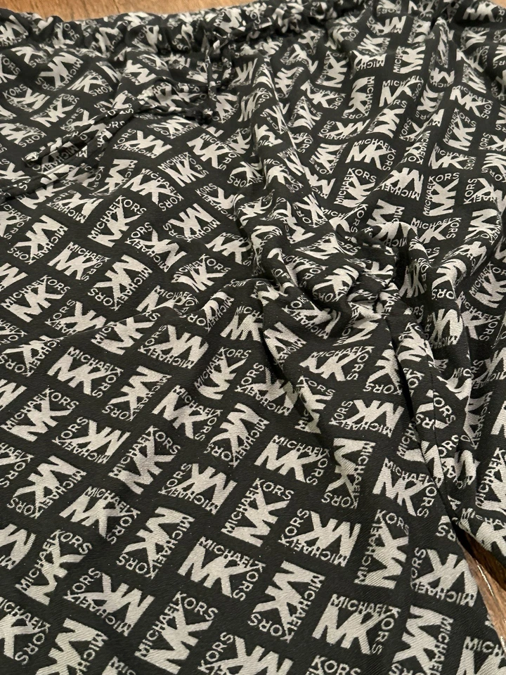 Pantalones de pijama Michael Kors para hombre negros grises con estampado de logotipo talla grande Foto 3 de 4