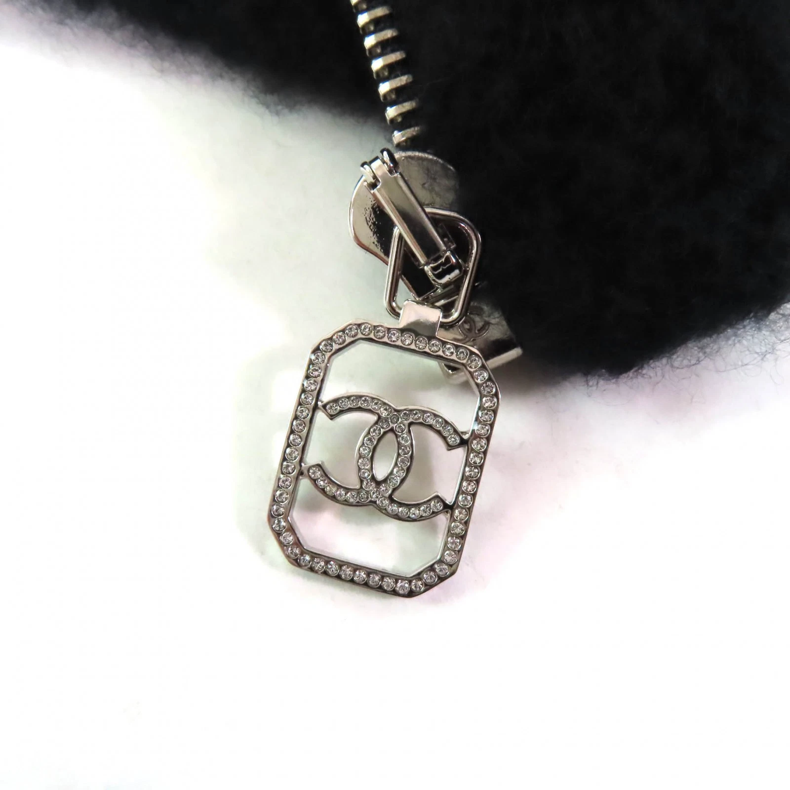 Giacca Chanel P74369 Cashmere con Strass Motivo Matelasse Zip Nero Um