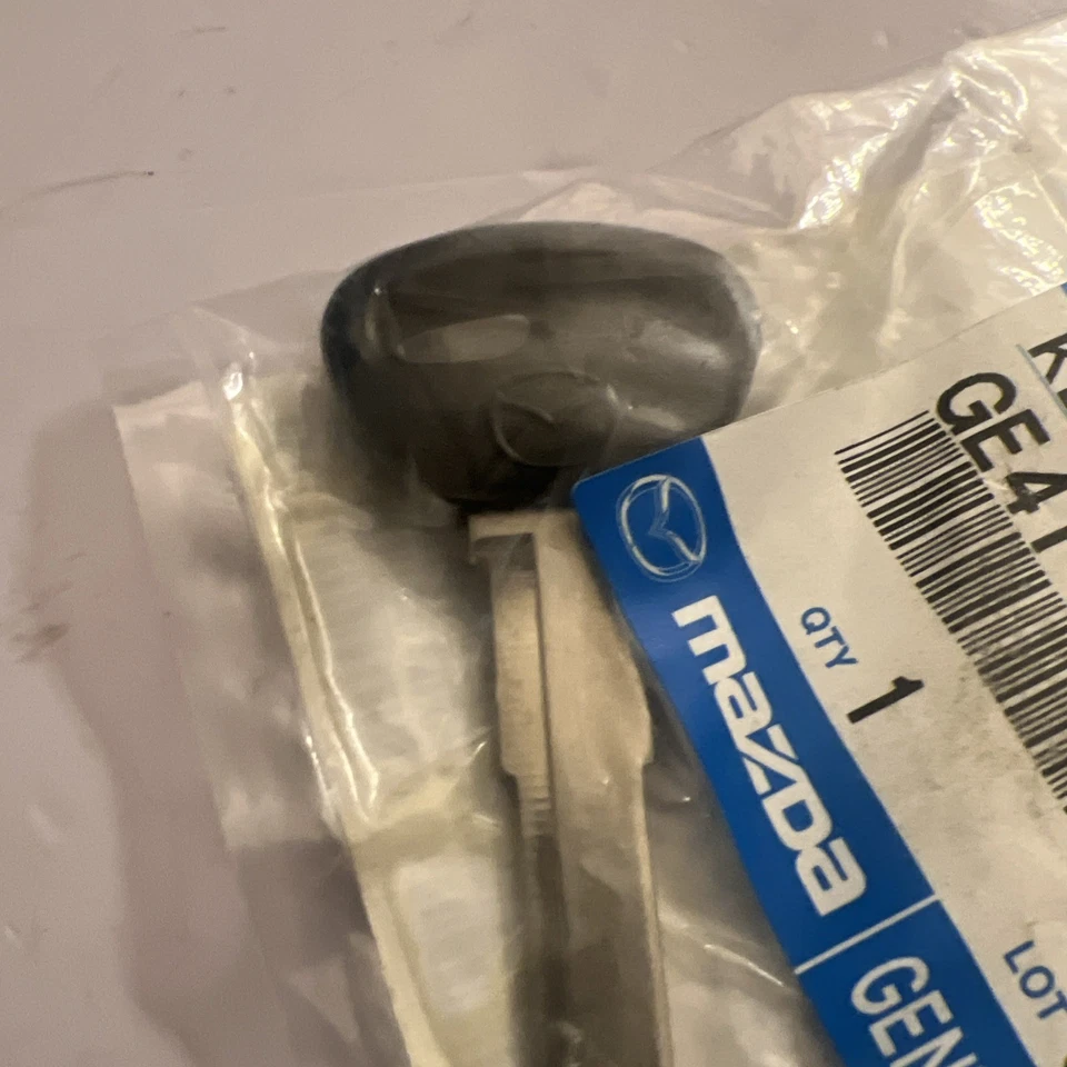 Llave transpondedor Madza 626 1998-1999 - Llave con logotipo original de Mazda - GE4T-76-2GX Foto 2 de 4
