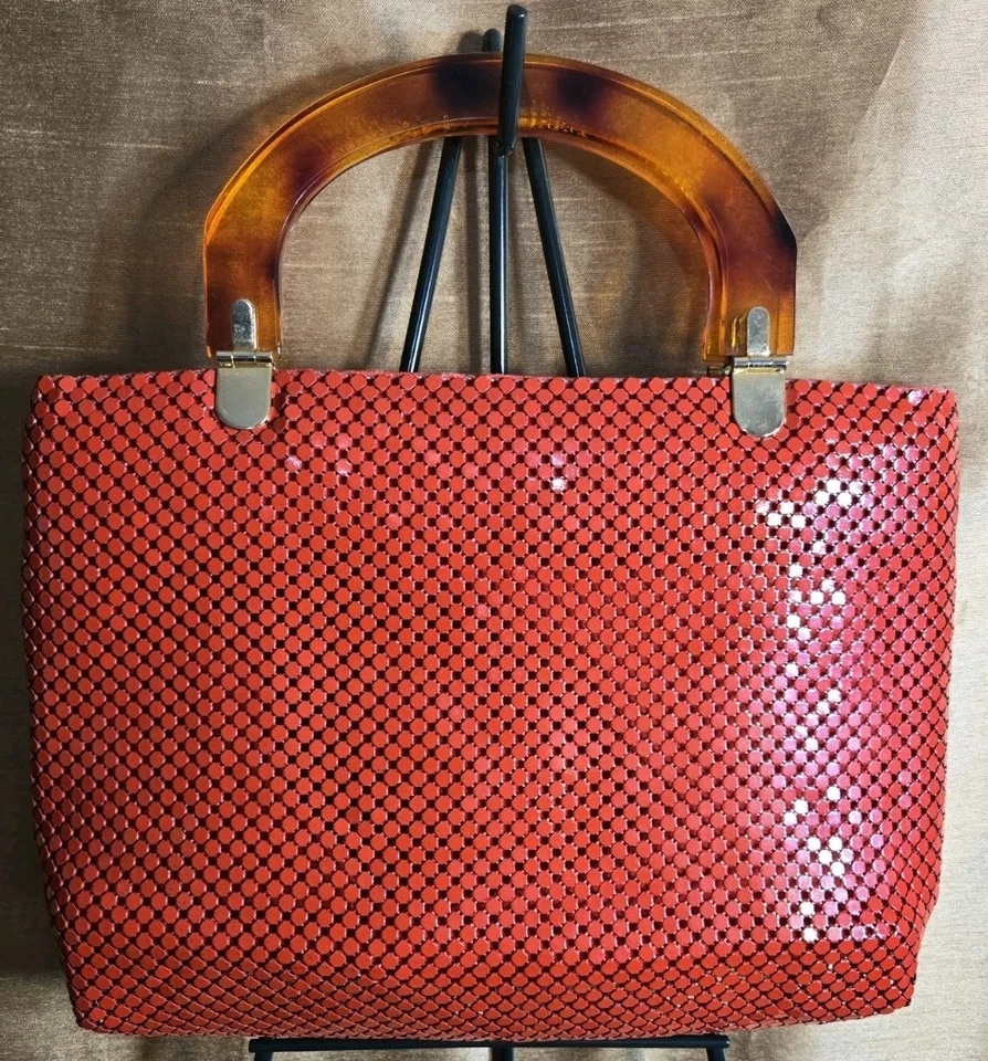 Cartera de mano vintage de malla metálica con asa Lucite roja bolsa eléctrica cremallera superior fiesta Foto 2 de 4