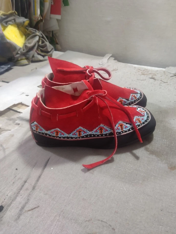 Mocasines de gamuza con cuentas Minnetonka de colección suela suave para unisex Foto 3 de 4