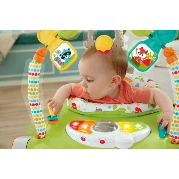 Fisher-Price® Woodland Friends Space Saver Jumperoo em Verde - Imagem 3 de 4