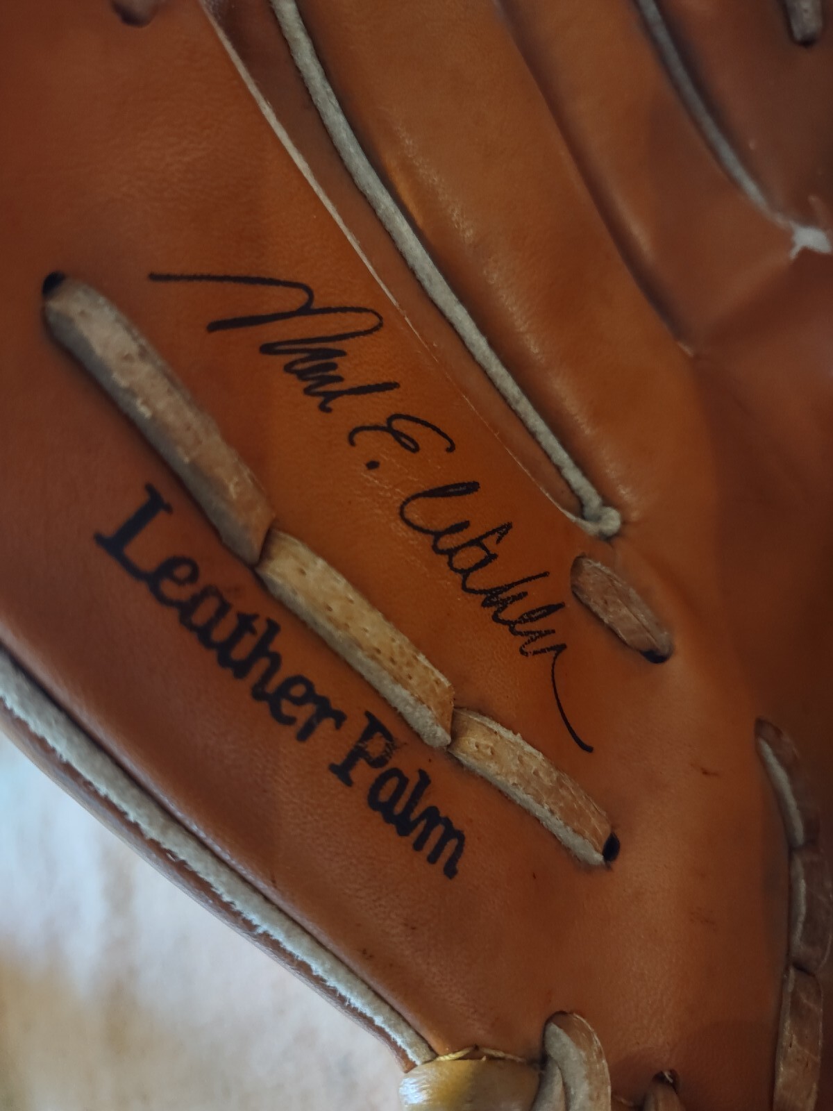Louisville Slugger Leather Baseball Glove 11 Inch Left Hand Throw HBG35 Mitt