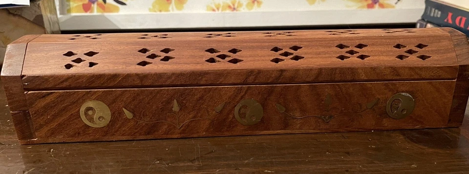Caja quemador de incienso tallada en madera de 12" hecha a mano en la India Foto 3 de 4