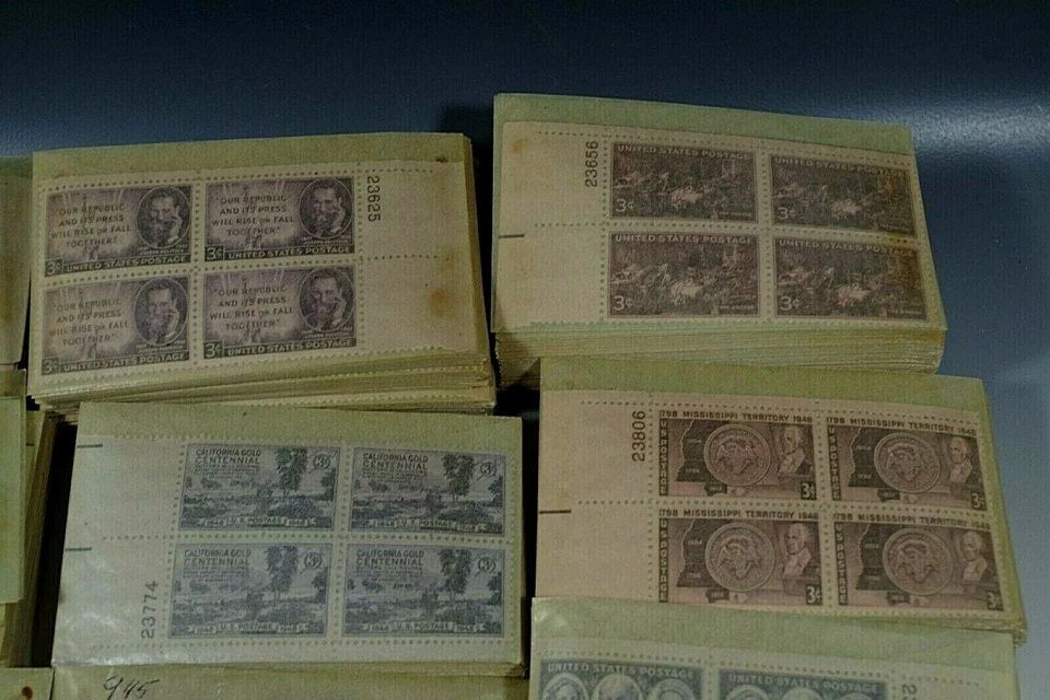 539 US STAMPS PLATE BLOCKS OF 4 3 CENT STAMP 1940's 2156 STAMPS - Image 3 of 4