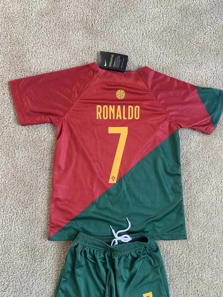 Camiseta grande con pantalones cortos Portugal Ronaldo #7 para niños jóvenes. Nuevo con etiquetas. Foto 3 de 4