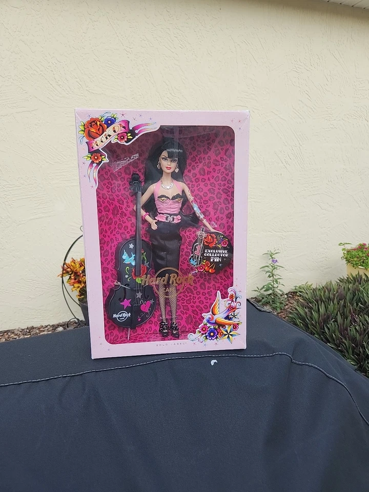 Barbie Hard Rock Café NUEVA 2009 Rockabilly Tatuada Rock Star Muñeca Coleccionista Dorada Foto 2 de 4