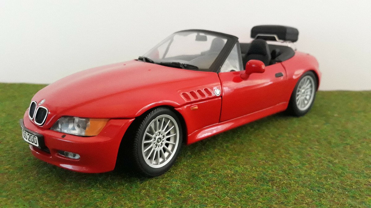 BMW Z3 ROADTER cabriolet open rouge avec valise 1/18 UT MODELS