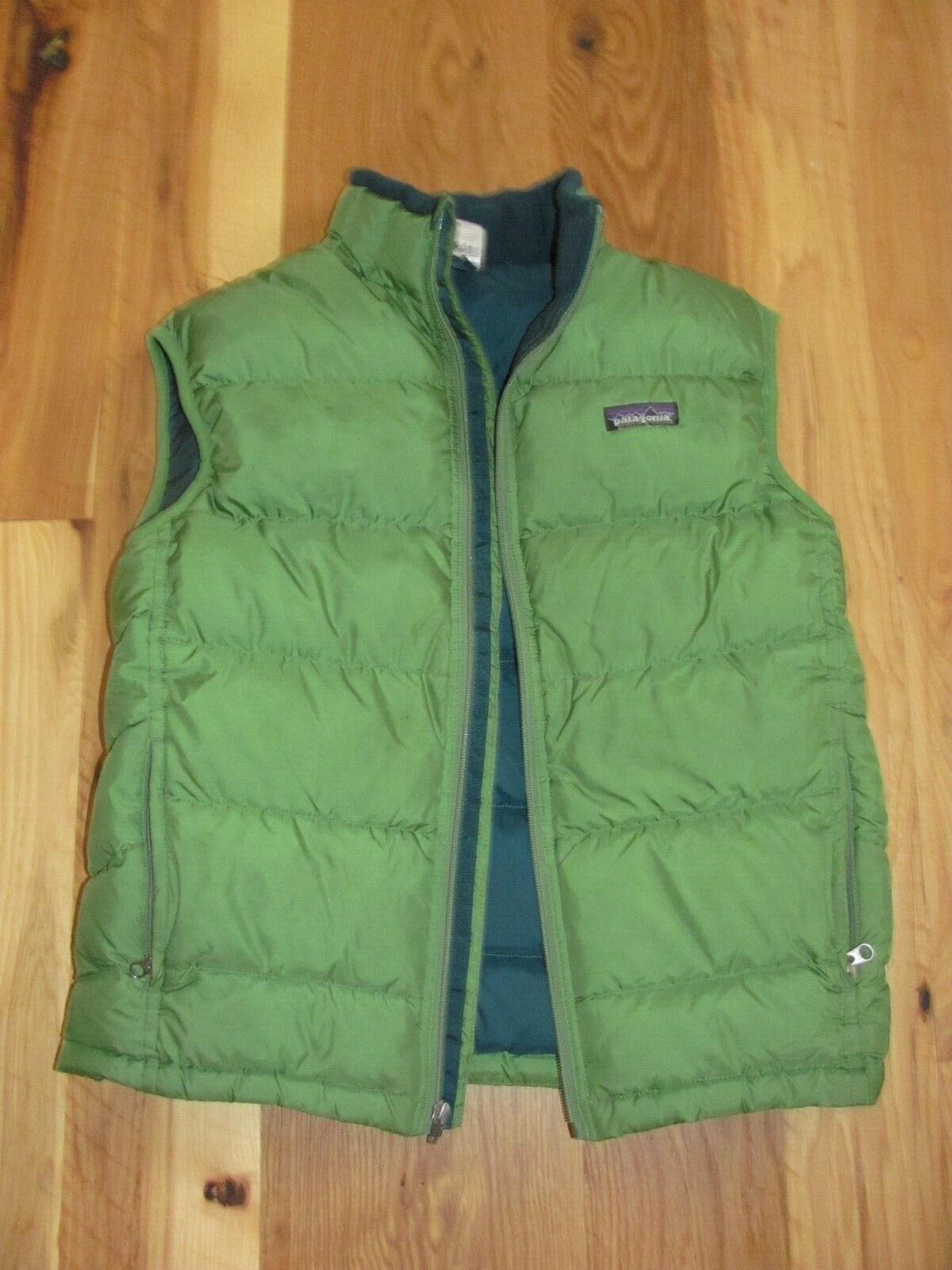 Patagonia Green Down Puffy Vest Zip Front Kids XL Women Small to Med. NYZ11