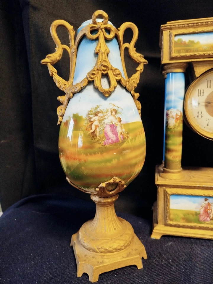 TRES BELLE ANCIENNE HORLOGE PENDULE PORCELAINE ET METAL DORE + SES DEUX VASES - Photo 2/4