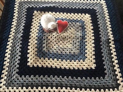 Woll-Häkel-Decke im Granny-Square-Stil/Handarbeit vom Wol(l)kenschäfchen