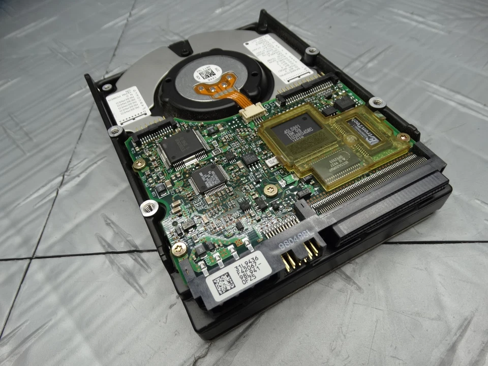 IBM 4GB DNES-304300 Ultra Wide SCSI 80 Pin 7.2K 3.5in PN:25L1964 - Image 2 of 4