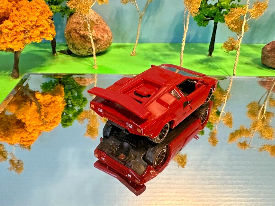 Lamborghini Countach LP400 1974, 1:64 carrocería metálica neumáticos de goma puertas de apertura Foto 2 de 3