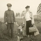 **BEST! German Polizei Leutnant w/ DRL Badge Posed w/ Wife & Young Daughter!!!**