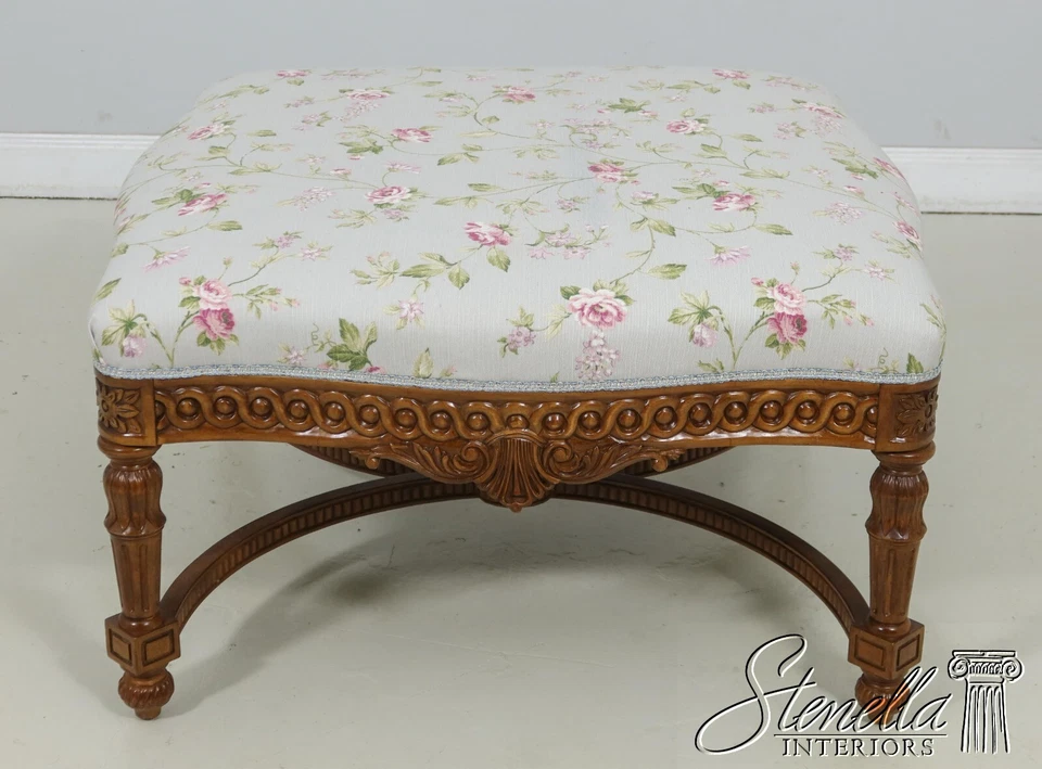 61203EC: Mesa otomana grande estilo francés recién tapizada KINCAID Foto 2 de 4