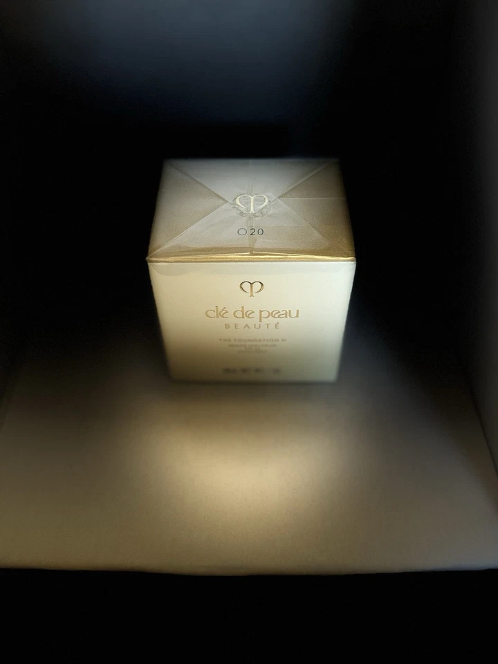 Cle de Peau The foundation SPF 22 (O20 Light medium Ocher) 28 ml 1 fl OZ (NEW) - Image 2 of 4
