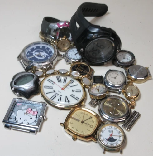VINTAGE TO NOW LOT OF MEN / LADIES WATCHES TIMEX QUARTZ WATCHMAKER #5