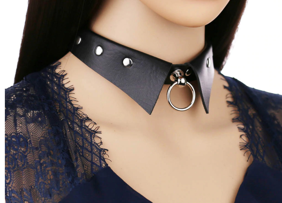 Collier faux col BDSM noir en cuir synthétique avec anneau en acier pour fixation et jeu