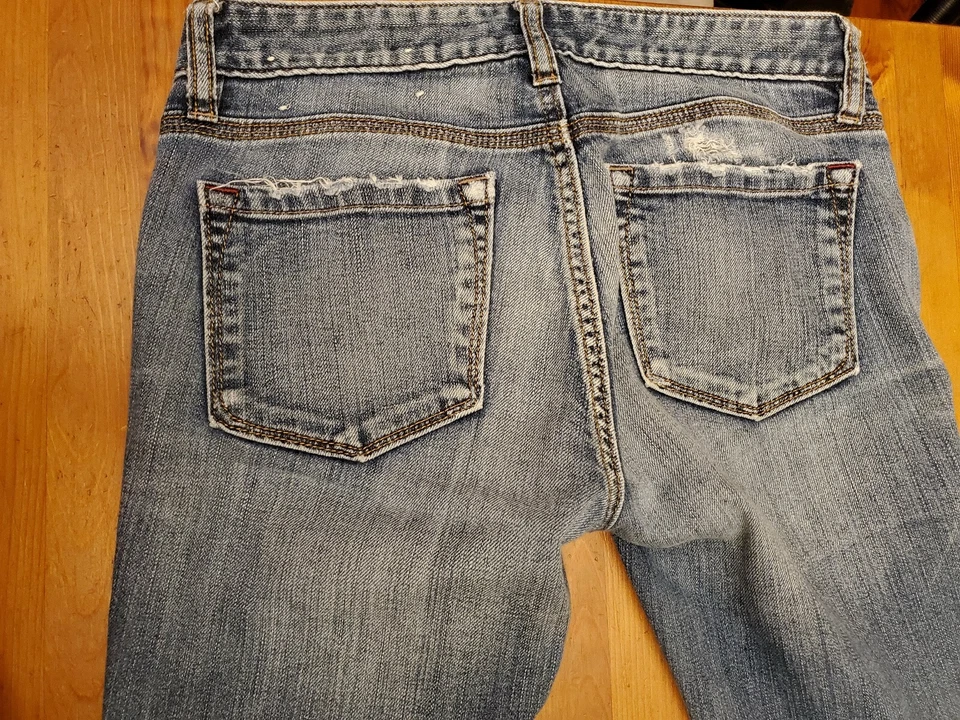 JEANS RECTOS ANN TAYLOR LOFT LAVADOS LIGEROS DESCOLORIDOS Y LIGERAMENTE DESGASTADOS Talla 0 Foto 2 de 4